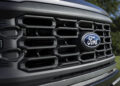 Ford zjednodušil své logo, nová verze se objeví na modelu F-150 z roku 2024.