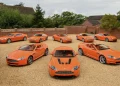Kolekce 8 oranžových vozů Aston Martin míří na aukci