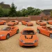 Kolekce 8 oranžových vozů Aston Martin míří na aukci