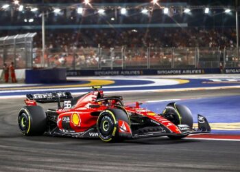 Sainz nejrychlejší s náskokem 0,018 s před Leclercem ve FP2